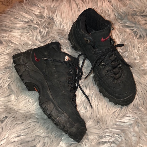 nike chunky sneakers black